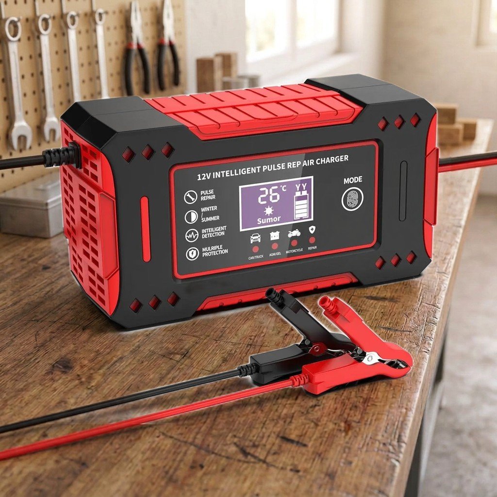 Cargador inteligente de batería 12V sobre un mesón de taller con herramientas